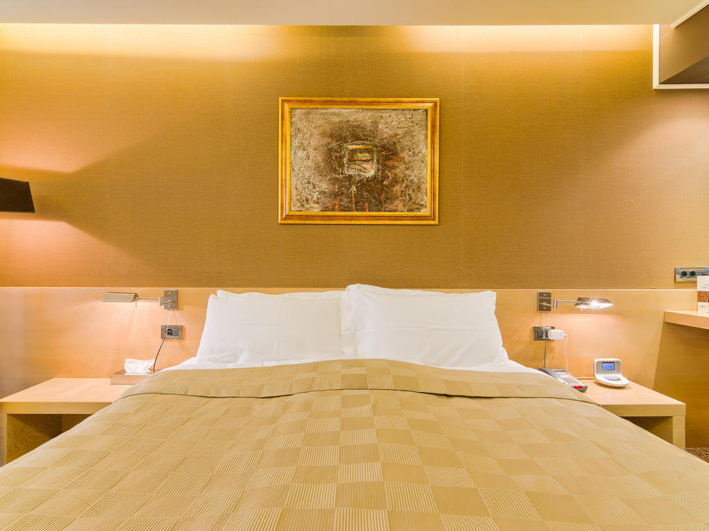 Chambre Double avec Balcon et Vue Latérale sur la Mer